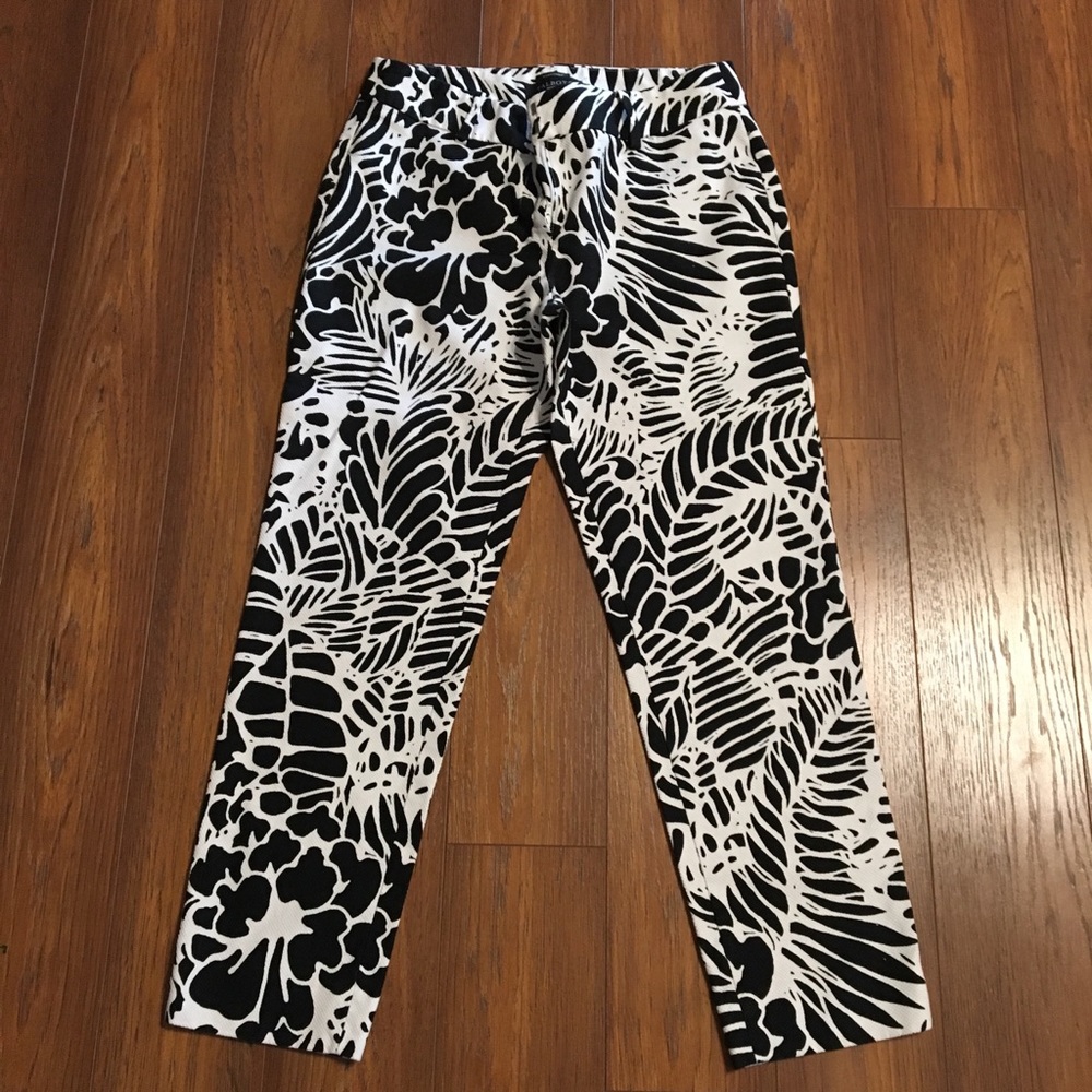 Cropped pants black and white.